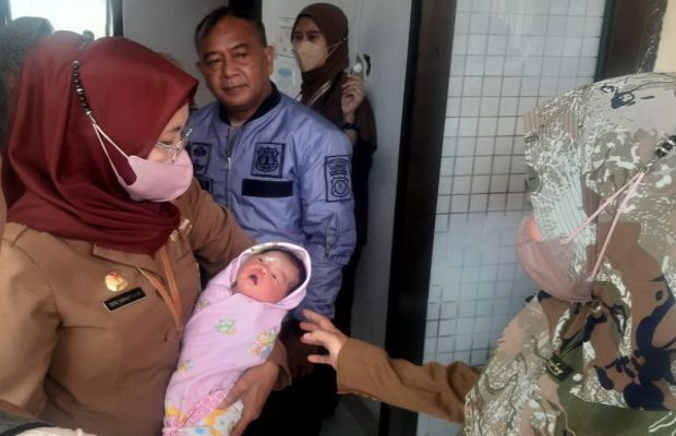 Foto: Sesosok bayi perempuan usai ditemukan dan sedang dipangku petugas Puskesmas Pasongsongan