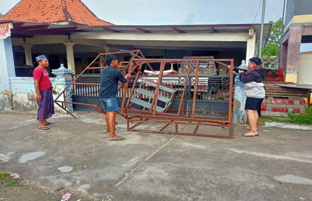 Foto: Sejumlah warga Desa Gersik Putih saat segel balai desa