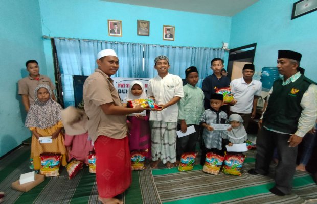 Foto: Ketua PWI Sumenep saat memberikan santunan kepada anak yatim