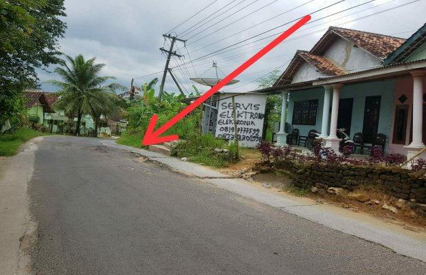 Foto: Tanda panah dalam foto menunjukka ruas jalan yang amblas di Desa Kasengan