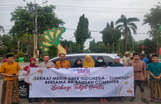 Foto: Pengurus dan anggota SMSI Sumenep saat bagi - bagi takjil didepan masjid jamik