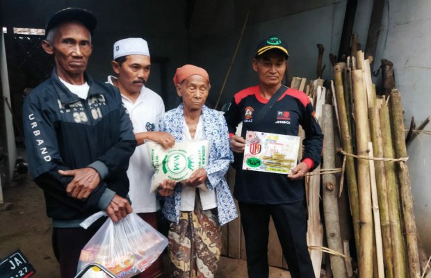 Foto:  Anggota PT DMJ, RAPI, salurkan bantuan sosial (Bansos) ke Warga Jember.