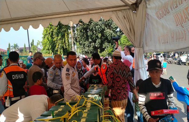 Foto : Saat pembagian takjil
