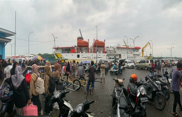 Foto: Suasana Pemberangkatan kapal mudik gratis perdana tujuan pulau Masalembu