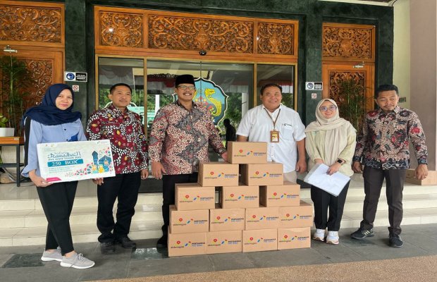 Foto: PHE WMO saat Serahkan Paket Sembako di Bangkalan dan Gresik