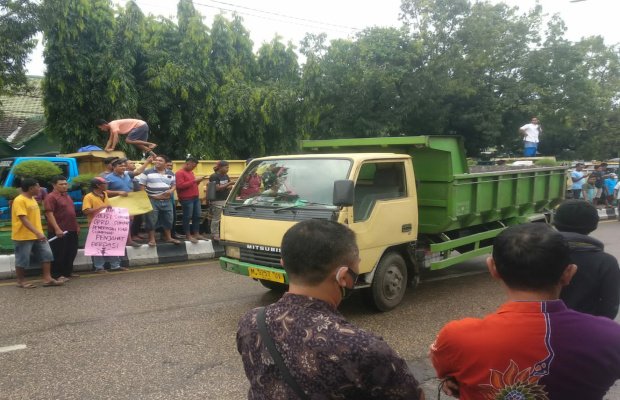 Foto: Suasana para demonstran bersama dum truk sebelum memasuki halaman DPRD