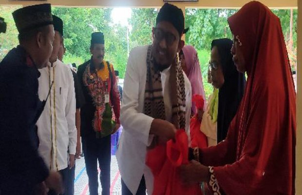 Foto: Bupati Sumenep saat menyerahkan bantuan kepada masyarakat