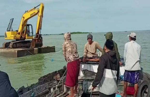 Foto: Warga Gersik Putih menyeret paksa eksafator dari tengah pantai ketepian dermaga Desa Kalianget Timur