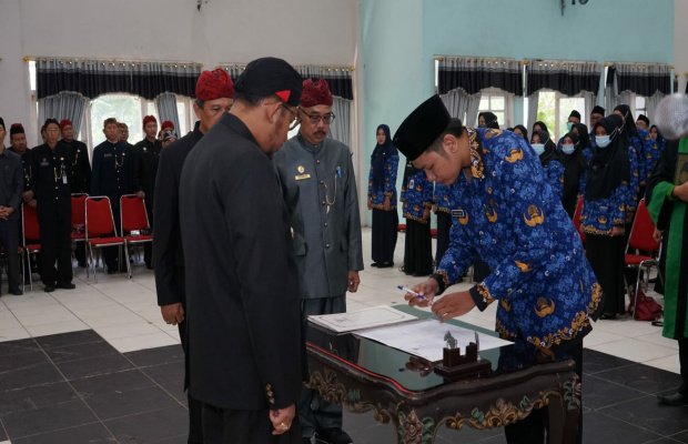 Foto: Bupati Fauzi saat melantik ratusan PNS Baru dilingkungan Pemkab Sumenep