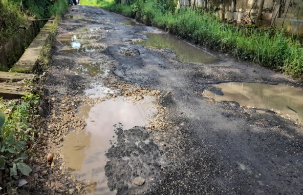 Foto: Salahsatu titik kondisi jalan rusak di Desa Matanair - Rubaru