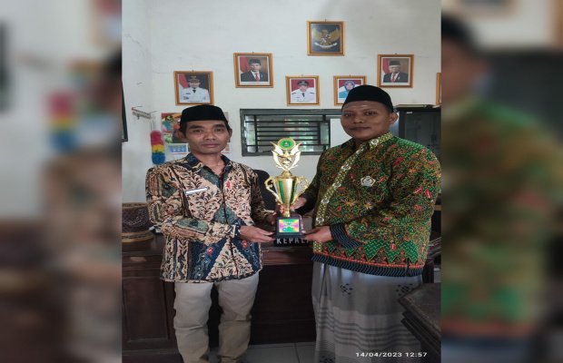 Foto: Kepala Desa Ellak Daya, Khairudin dan Ketua Desa Siaga Ellak Daya, Suryadi