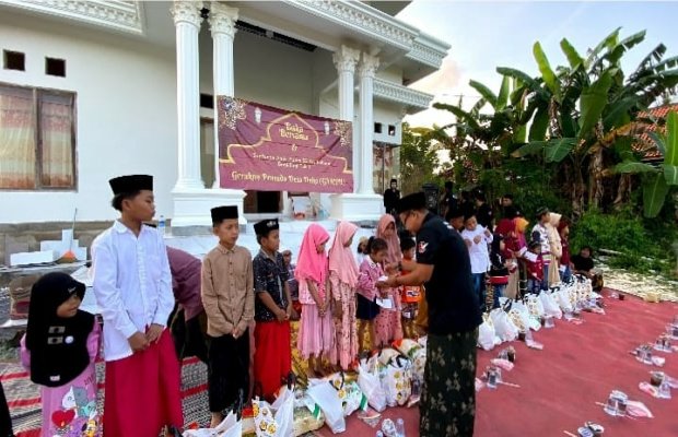 Foto: Gerakan Pemuda Desa Duko saat Santuni Anak Yatim