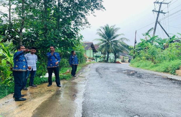 Foto: Kepala Dinas Pekerjaan Umum dan Tata Ruang (PUTR) Sumenep, Eri Susanto saat melakukan peninjauanan langsung kondisi jalan rusak di Desa Kasengan
