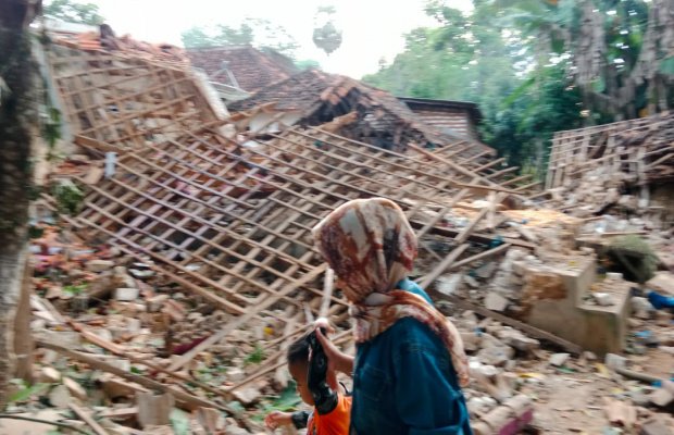 Foto: Rumah dan Dapur Milik Warga Beluk Kenek yang hancur terkena ledakan sreng dor