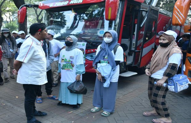 Foto: Bupati Fauzi Saat Melepas Ratusan Pemudik Asal Kabupaten Sumenep Dari Senayan Jakarta
