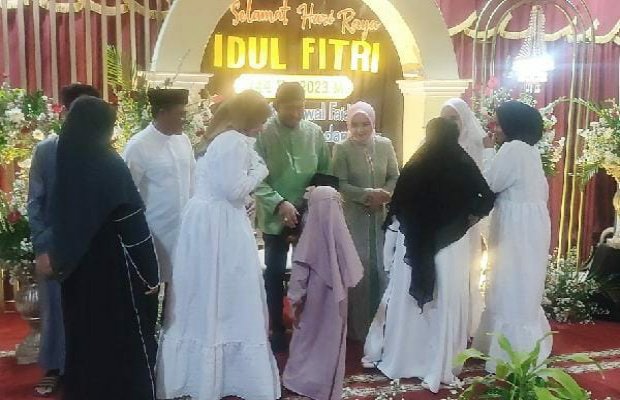 Foto: Bupati Sumenep Ach. Fauzi saat open hous di rumah dinasnya