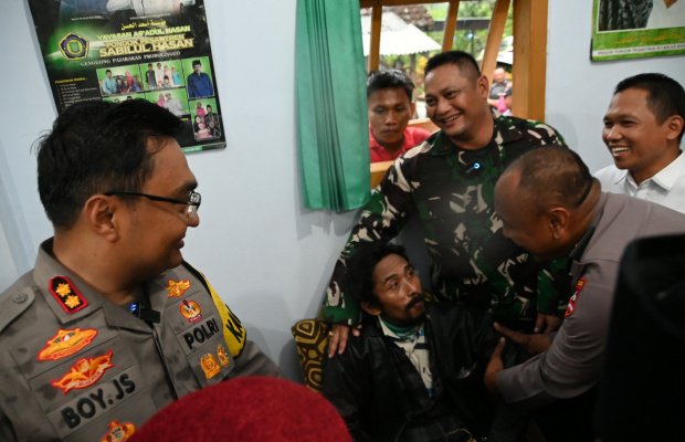 Foto : Sugeng ( duduk ), disapa baik dan disalami oleh Aiptu Purnomo