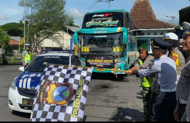 Foto: Pemberangkatan bus balik gratis ke Surabaya
