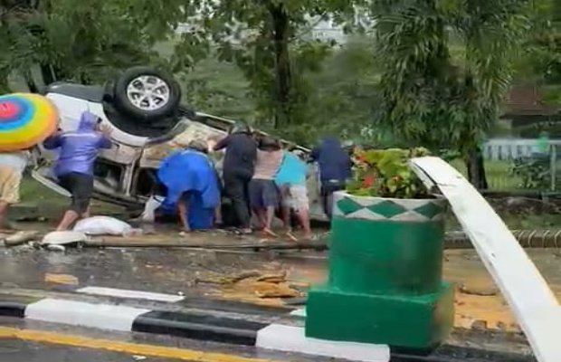 Foto: Minibus Nopol L 1330 NM yang Kecelakaan di Pamekasan