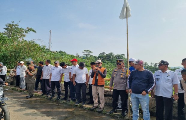 Foto: Camat dan anggota Polres Bogor