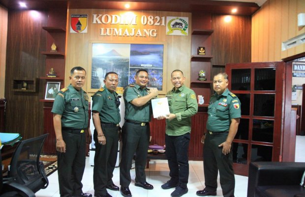 Foto : Penyerahan Sertifikat
