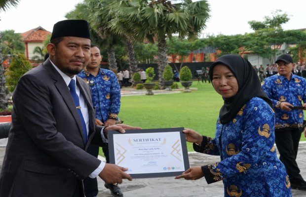 Foto: Pemberian penghargaan oleh Bupati Fauzi kepada Anis Nur Laili, Guru SDN Bakeong II Kecamatan Guluk-guluk