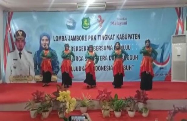 Foto: Potongan Video TP-PKK Kecamatan Rubaru Saat Mengikuti Lomba Yel-yel Dalam Rangka Peringatan HKG PKK dan Jambore Kader PKK Tahun 2023 di Ruang Sekretariat PKK Kabupaten Sumenep.