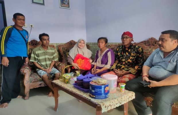 Foto: Kepala Dinas Sosial P3A Sumenep, Achmad Dzulkarnain didampingi staf dan Tagana saat menyerahkan bantuan berupa sembako dan uang kepada korban kebakaran