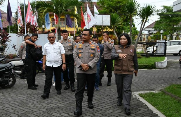Foto : Kapolres Lumajang disambut Ketua KPU Lumajang