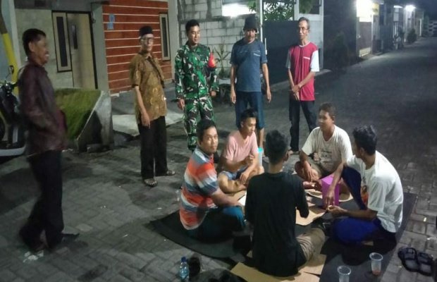 Foto : Suasana saat patroli, pertemuan Babinsa dengan warga