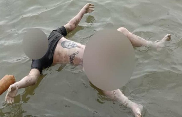 Foto: Sesosok mayat laki - laki sebelum dievakuasi dari tkp