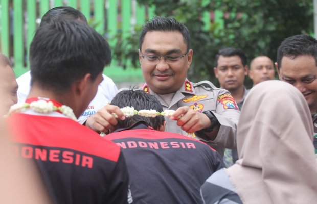 Foto : Kapolres Lumajang kalungkan bunga tanda sambut dengan bangga