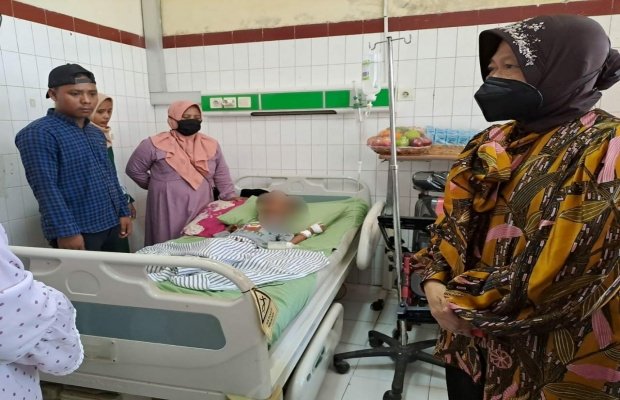 Foto: Menteri Sosial Tri Rismaharini ketika mengunjungi penderita Cerebral Palsy di Kalianget, Sumenep, Minggu (14/5/2023)