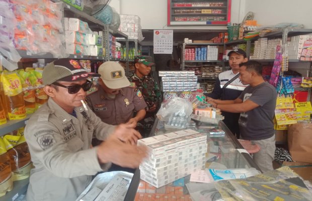 Foto : Satpol PP Bangkalan saat razia sejumlah toko