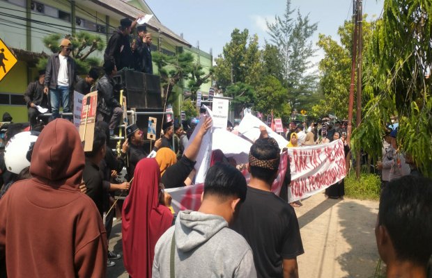 Foto: Massa ARB Saat Demo ke Kantor BPN Sumenep, Rabu (17/05/2023).