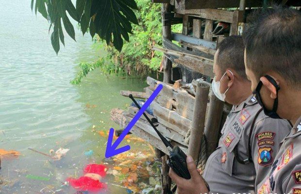 Foto: Penampakan sesosok mayat sesaat sebelum dievakuasi ke daratan