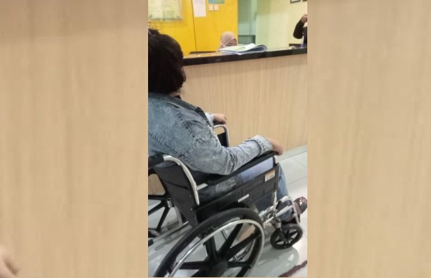 Foto: Pasien yang mengalami pendarahan saat tiba di RSUD Cibitung