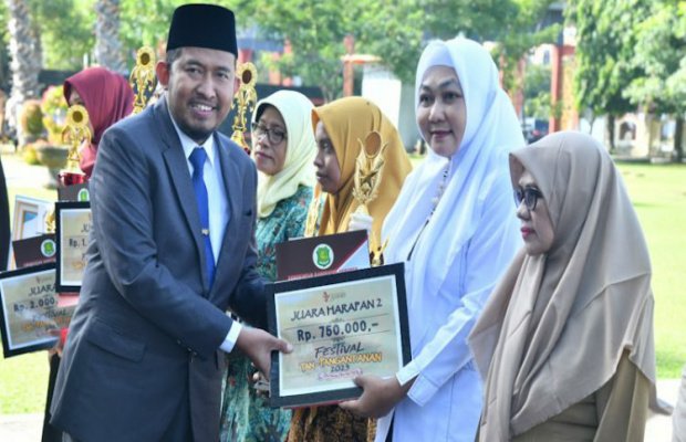 Foto: Bupati Sumenep Achmad Fauzi saat Memberikan Penghargaan 