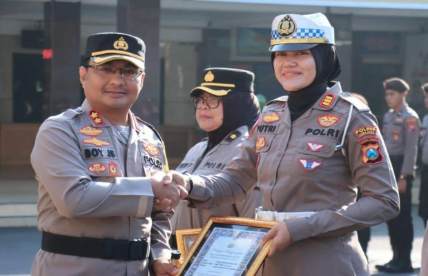 Foto : Kapolres Lumajang beri reward pada Kasatlantas Polres Lumajang