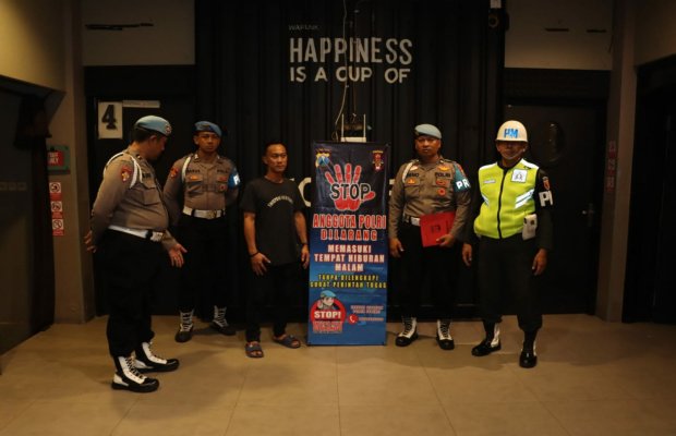 Foto: Polres Sumenep melakukan pemasangan banner di sebuah Cafe di Sumenep