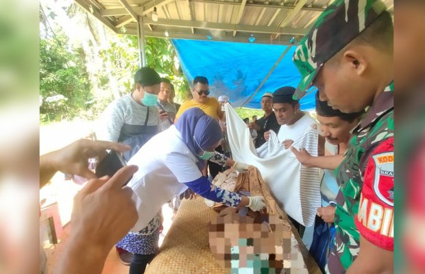 Foto: Korban saat dievakuasi tim medis