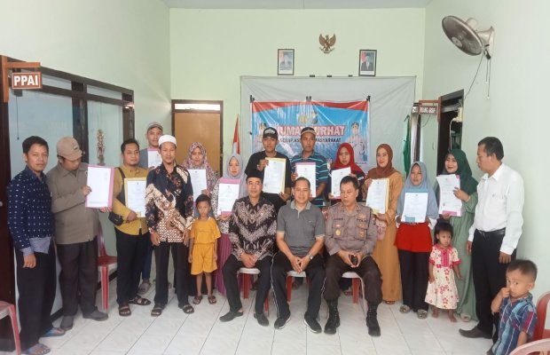 Foto : Foto bersama usai penyerahan sertifikat HALAL pada sejumlah pelaku UMKM