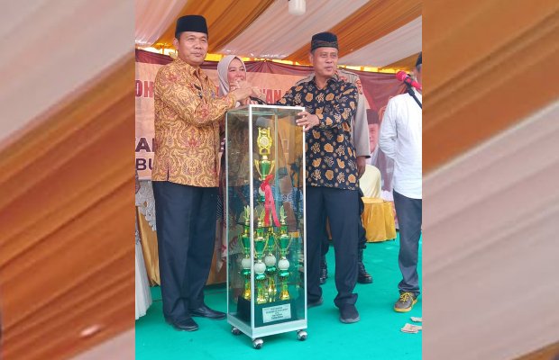 Foto: Camat Sofyan Hadi dan Matam Kades Sumberjaya 