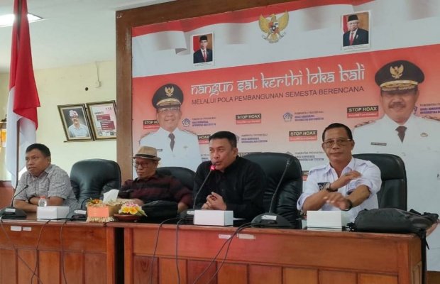 Foto : Wakil Ketua Dewan Pers, Agung Dharmajaya (dua dari kanan) saat memberikan arahan pada diskusi Dewan Pers dan SMSI Bali