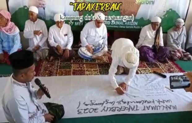 Foto: Penandatanganan "Maklumat Takerbuy 2023" Oleh Sejumlah Kiai Pada Istighosah Kubro di Masjid Abidin, Gapura, Sumenep.