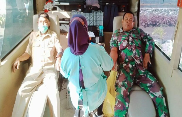 Foto : dua tersangka diapit petugas