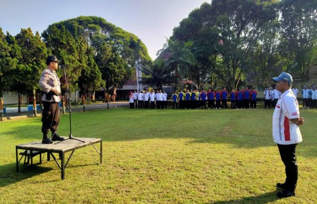 Foto : Kapolsek Klakah Iptu Khoirin, saat memimpin upacara di SMKN Klakah