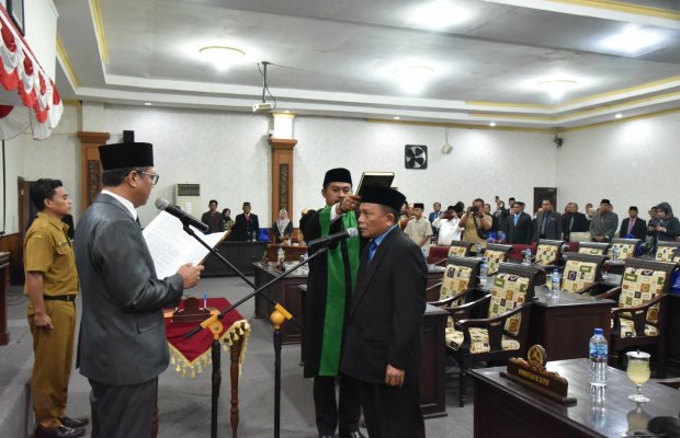 Foto: Ketua DPRD setempat, KH. Abdul Hamid Ali Munir saat melantik Moh. Imran menggantikan Almarhum Agus Rahman Budiharto (by Ibnu)
