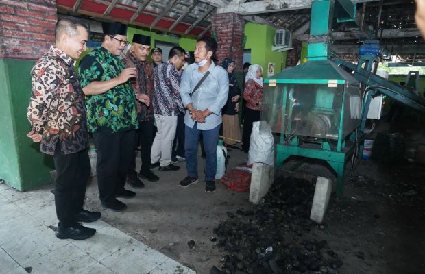 Foto : Plt Bupati Bangkalan, Mohni saat di Rumah Daur Ulang  (RDU) sampah. 
