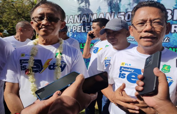 Foto: Jajaran Direksi PT. PLN Persero. Direktur Distribusi Adi Prianto (kiri) dan General Manajer Distribusi Jawa Timur Lasiran (kanan)